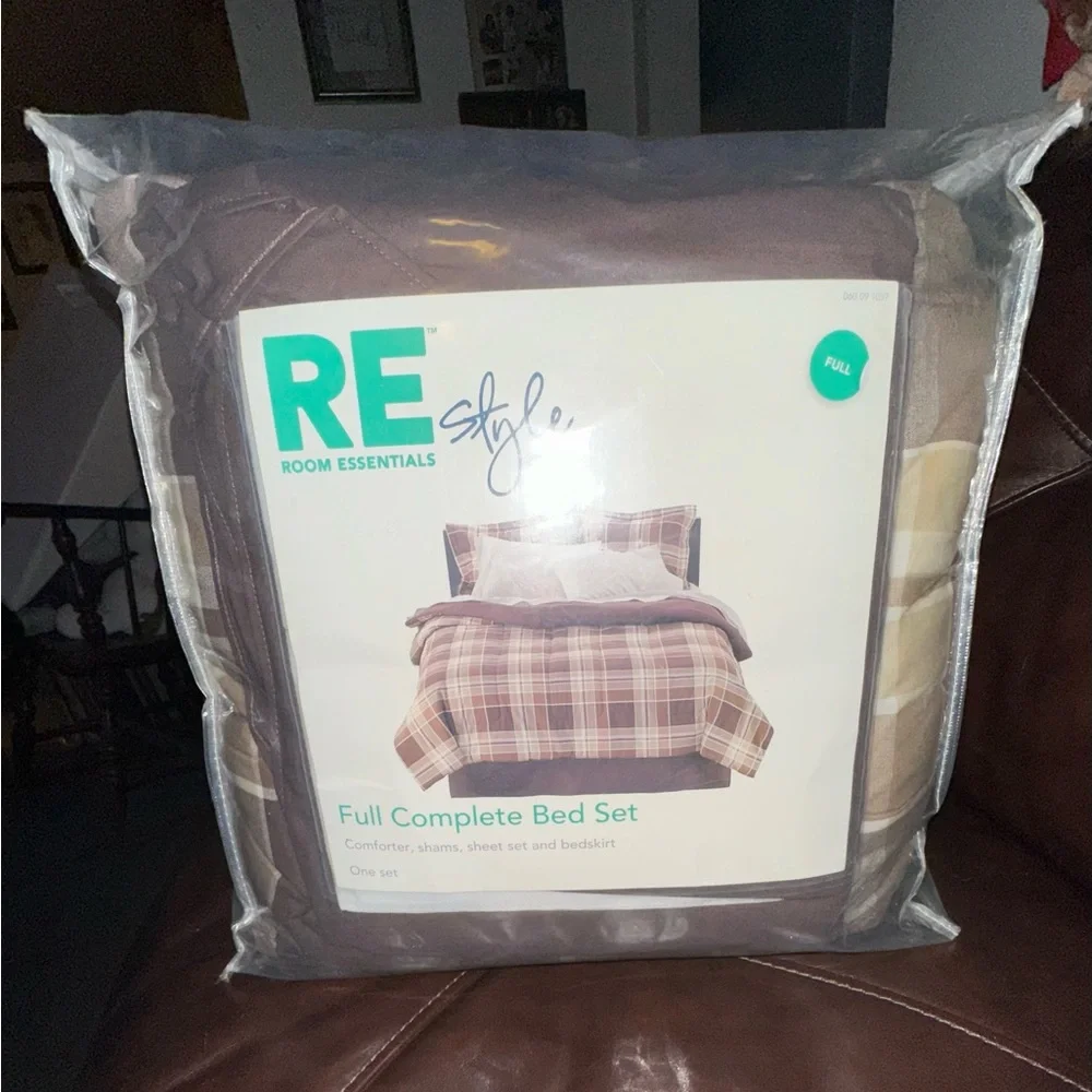 Room Essentials Style Plaid 8 piece Comforter Set in Brown and Cream